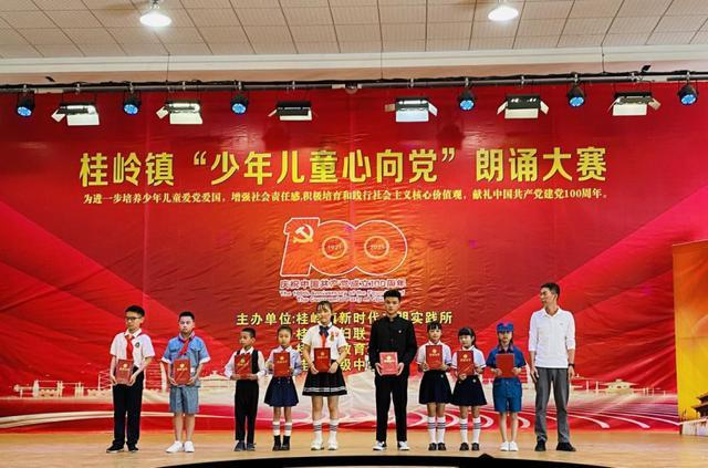 深入了解He tries to speak English with others 文中是什么?,加入知识星球探索更多精彩